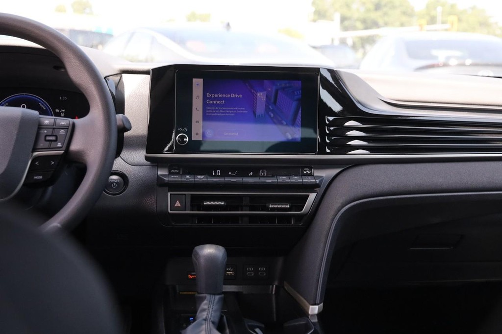 Toyota Camry Vehicle Full-screen Gallery Image 24