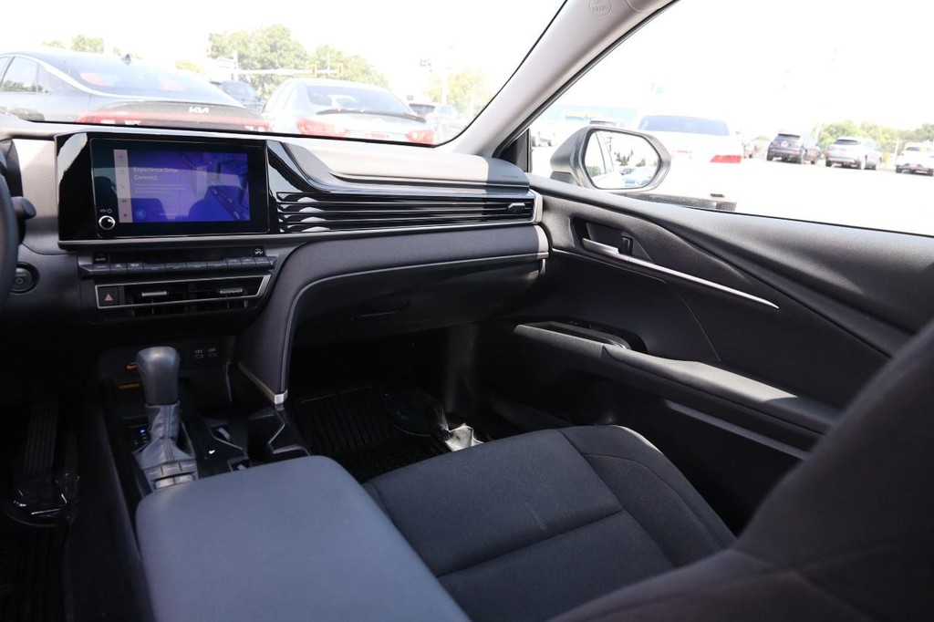 Toyota Camry Vehicle Full-screen Gallery Image 25