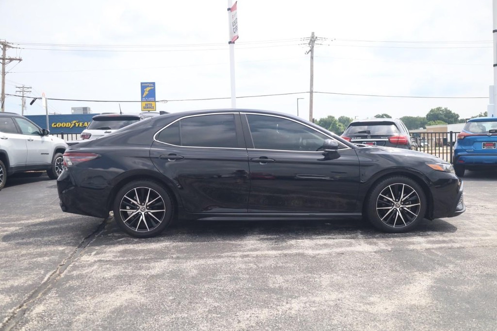 Toyota Camry Vehicle Full-screen Gallery Image 4