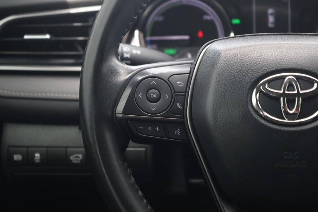 Toyota Camry Vehicle Full-screen Gallery Image 9
