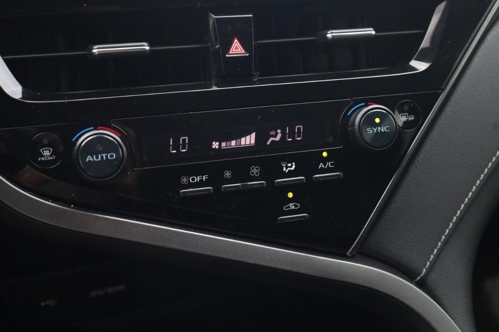 Toyota Camry Vehicle Full-screen Gallery Image 15