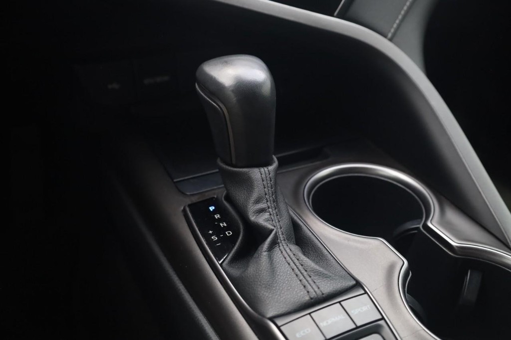 Toyota Camry Vehicle Full-screen Gallery Image 17