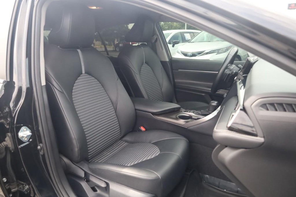 Toyota Camry Vehicle Full-screen Gallery Image 19