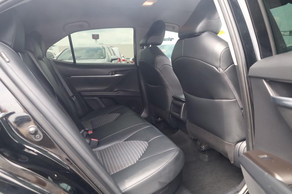 Toyota Camry Vehicle Full-screen Gallery Image 20