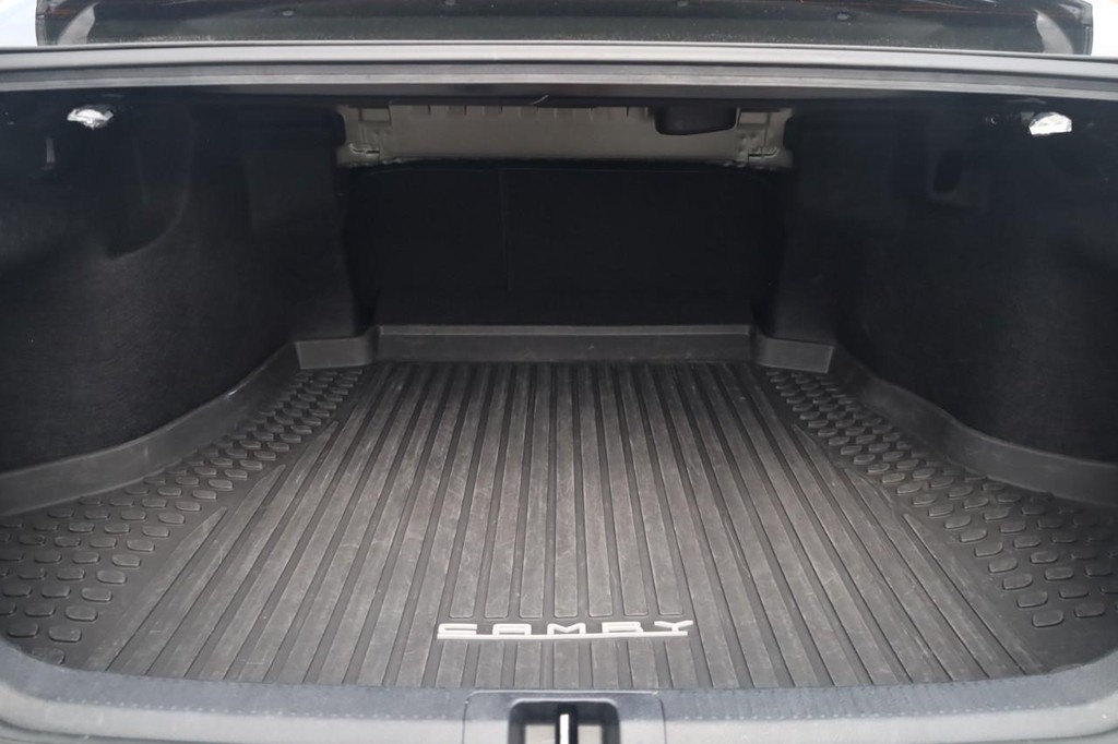 Toyota Camry Vehicle Full-screen Gallery Image 23