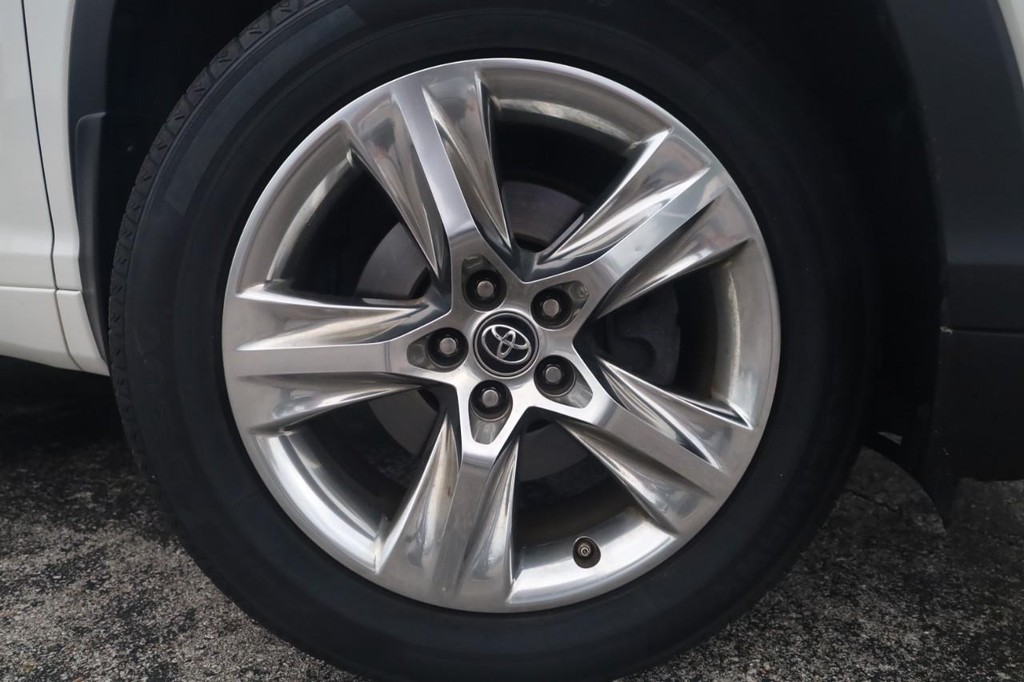 Toyota Highlander Vehicle Full-screen Gallery Image 2
