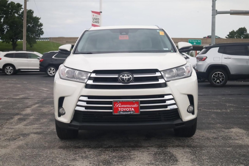 Toyota Highlander Vehicle Full-screen Gallery Image 3