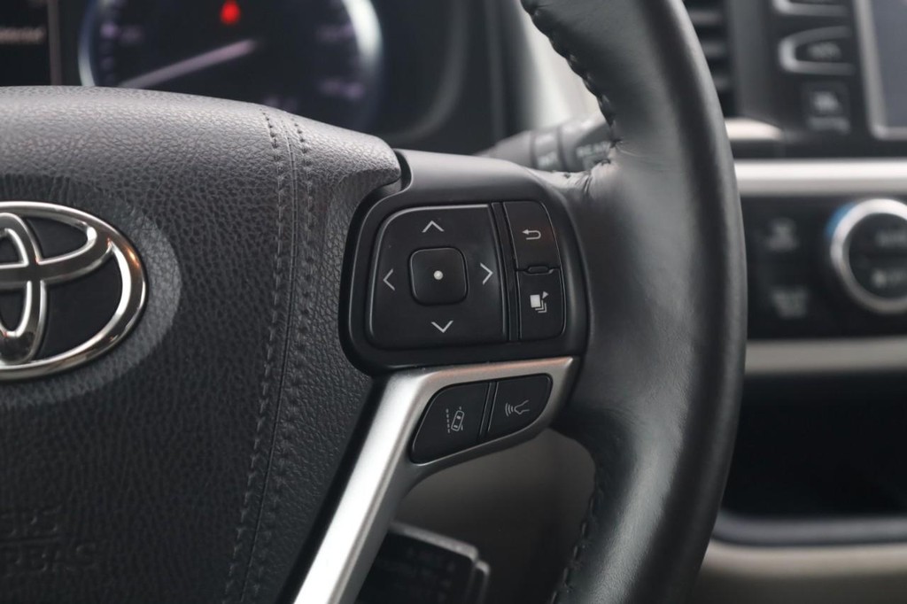 Toyota Highlander Vehicle Full-screen Gallery Image 8