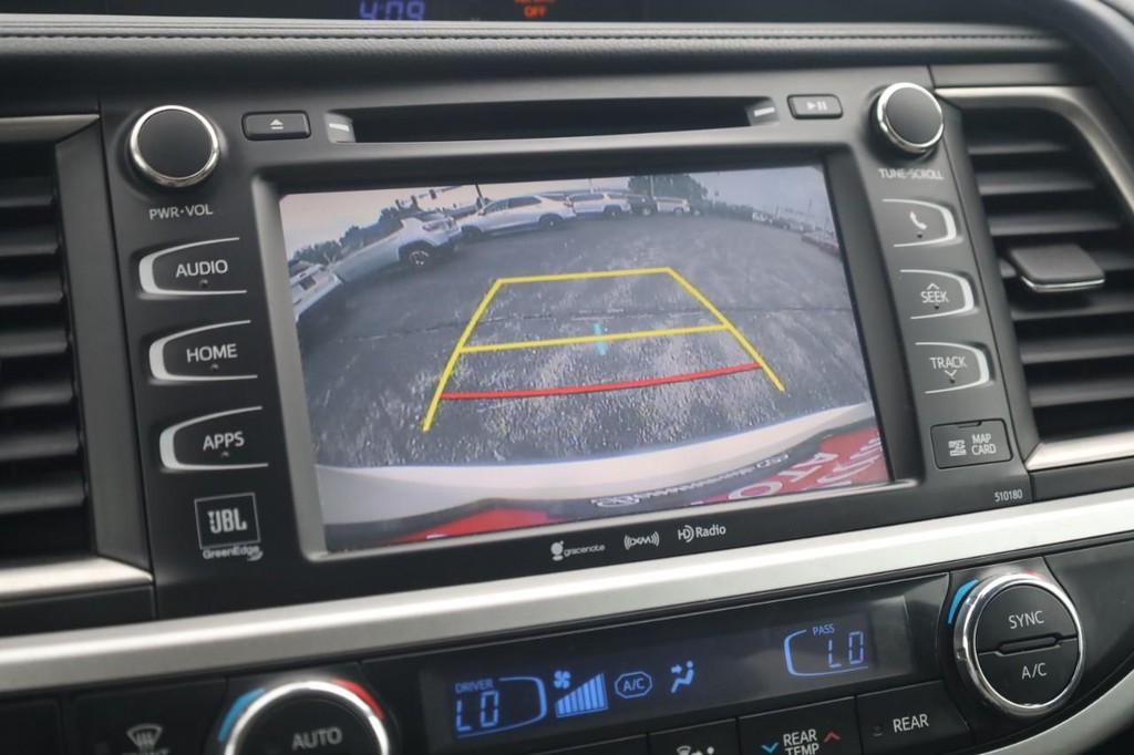 Toyota Highlander Vehicle Full-screen Gallery Image 16