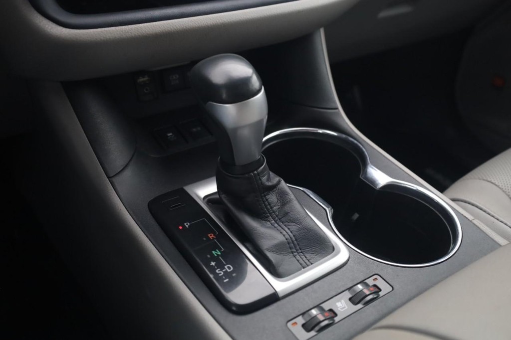 Toyota Highlander Vehicle Full-screen Gallery Image 20