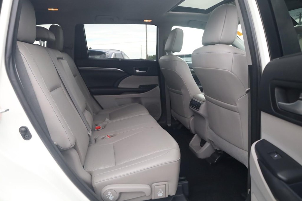 Toyota Highlander Vehicle Full-screen Gallery Image 23