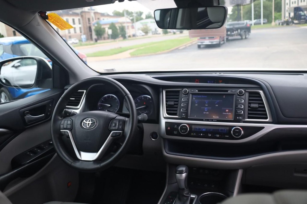 Toyota Highlander Vehicle Full-screen Gallery Image 27