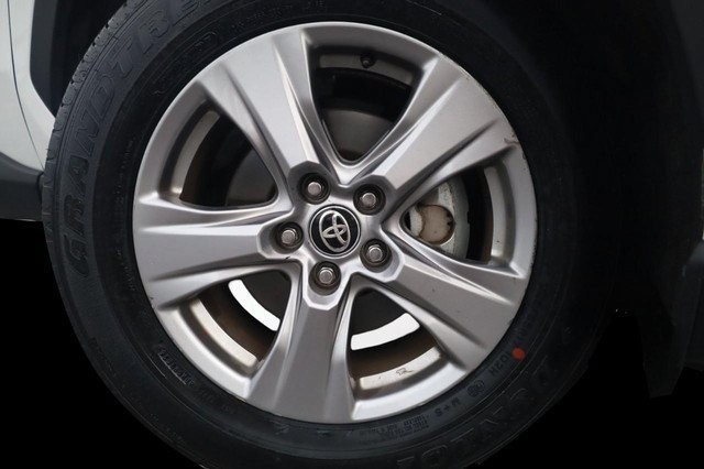 Toyota RAV4 Vehicle Full-screen Gallery Image 3