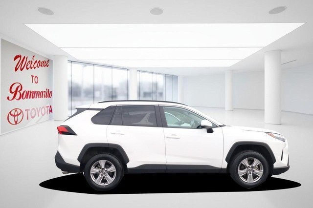 Toyota RAV4 Vehicle Full-screen Gallery Image 5