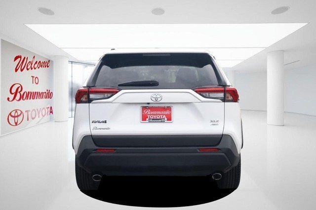 Toyota RAV4 Vehicle Full-screen Gallery Image 6