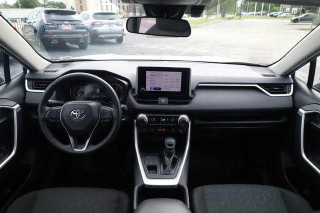 Toyota RAV4 Vehicle Full-screen Gallery Image 8
