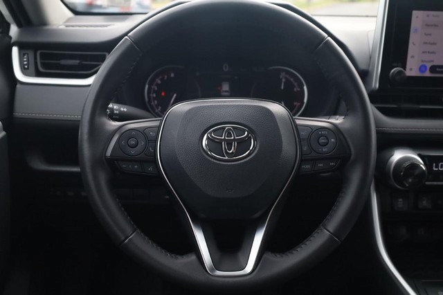 Toyota RAV4 Vehicle Full-screen Gallery Image 9
