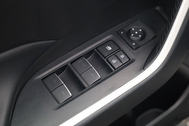 Toyota RAV4 Vehicle Full-screen Gallery Image 12