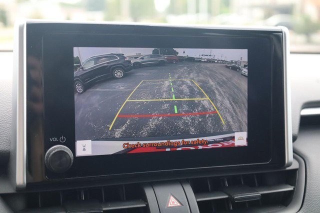 Toyota RAV4 Vehicle Full-screen Gallery Image 15