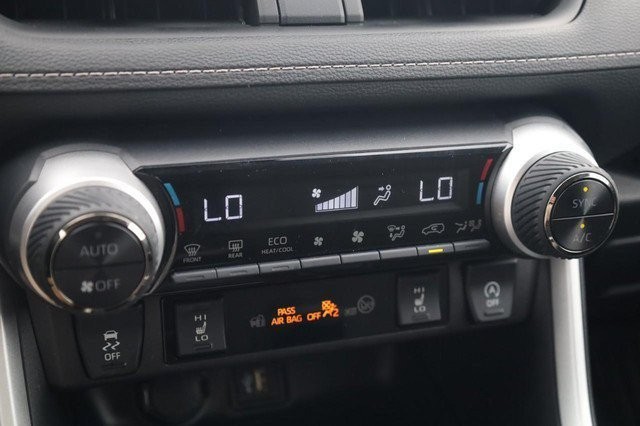 Toyota RAV4 Vehicle Full-screen Gallery Image 16