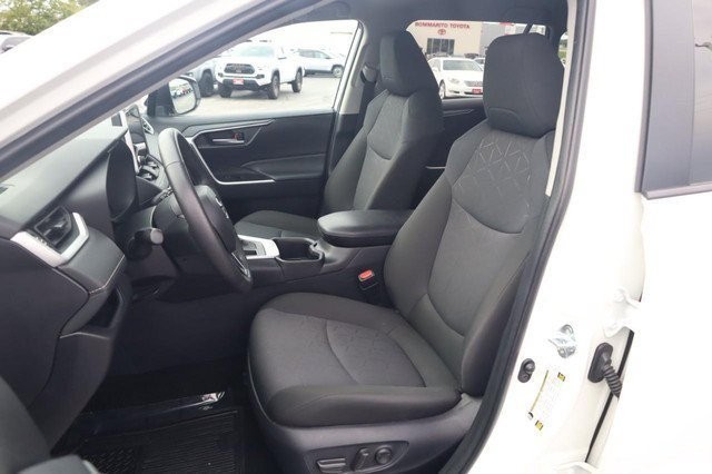 Toyota RAV4 Vehicle Full-screen Gallery Image 21