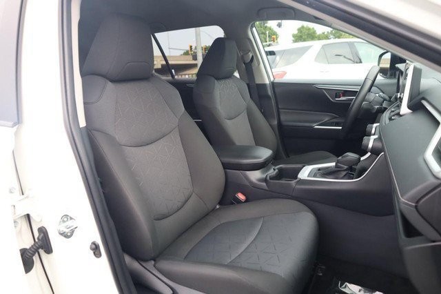Toyota RAV4 Vehicle Full-screen Gallery Image 22