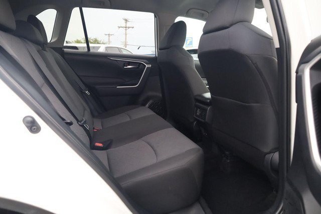 Toyota RAV4 Vehicle Full-screen Gallery Image 23
