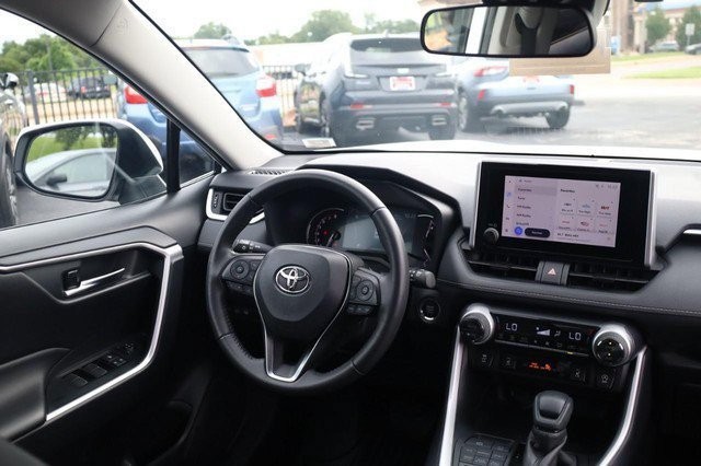 Toyota RAV4 Vehicle Full-screen Gallery Image 24