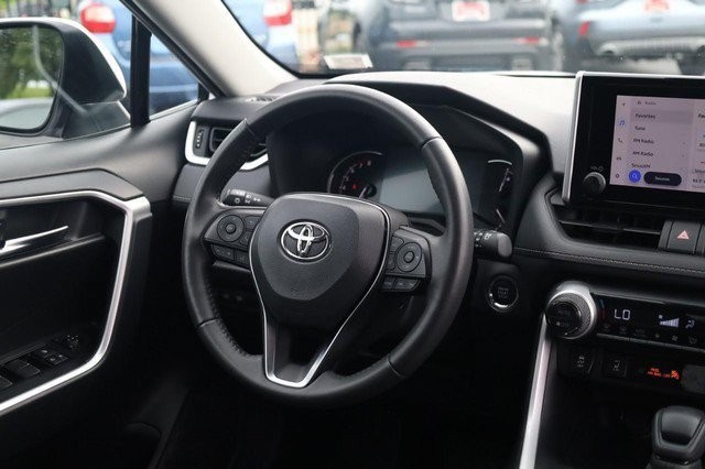 Toyota RAV4 Vehicle Full-screen Gallery Image 25