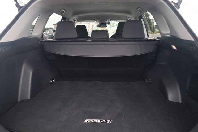 Toyota RAV4 Vehicle Full-screen Gallery Image 26