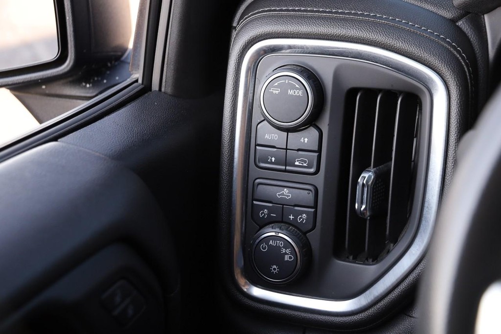 Chevrolet Silverado 1500 Vehicle Full-screen Gallery Image 18