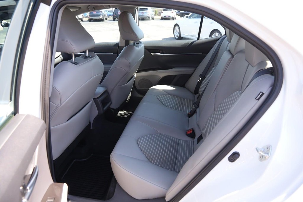 Toyota Camry Vehicle Full-screen Gallery Image 9