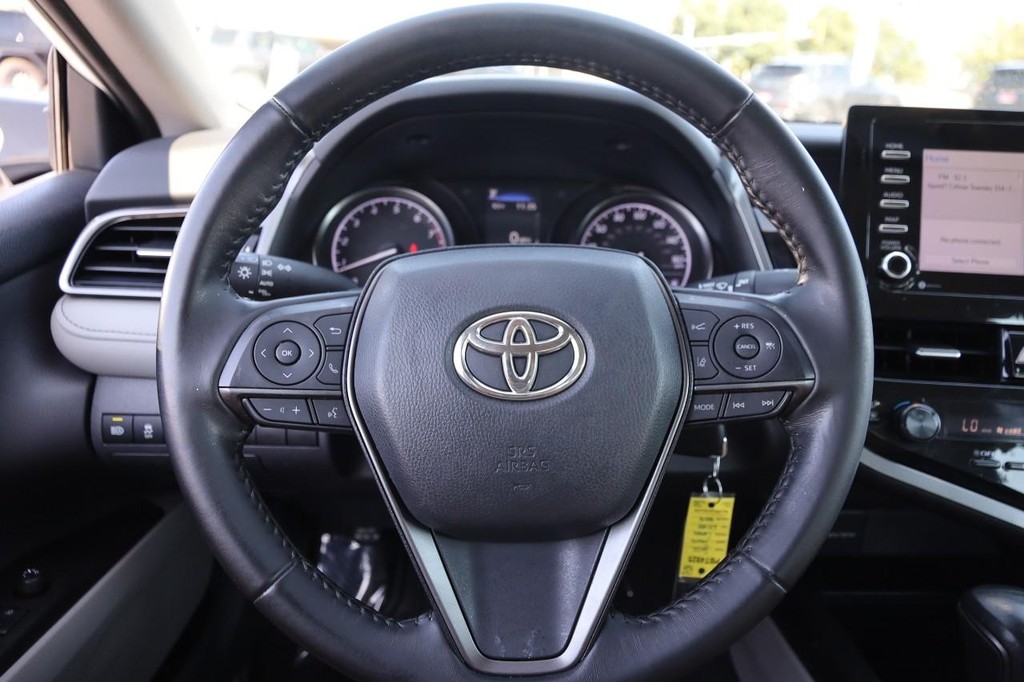 Toyota Camry Vehicle Full-screen Gallery Image 10
