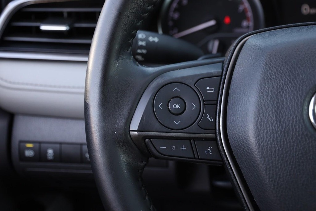 Toyota Camry Vehicle Full-screen Gallery Image 11