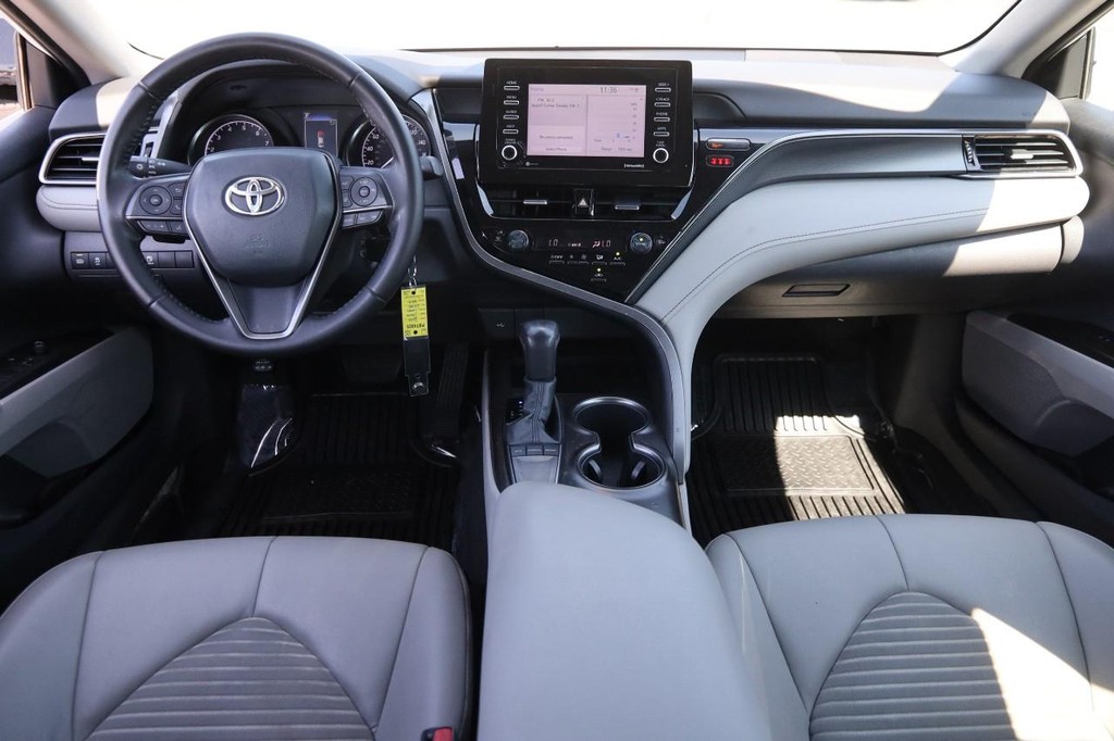 Toyota Camry Vehicle Full-screen Gallery Image 21
