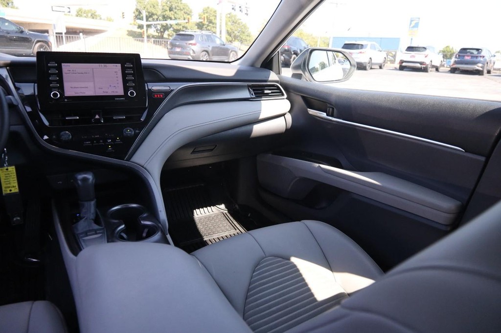 Toyota Camry Vehicle Full-screen Gallery Image 25