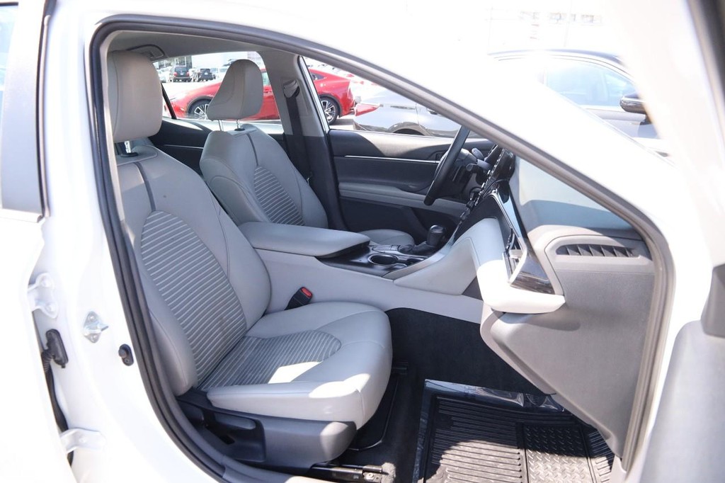 Toyota Camry Vehicle Full-screen Gallery Image 26