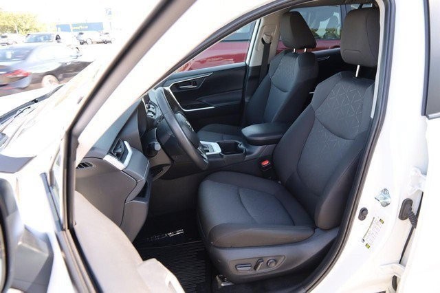 Toyota RAV4 Vehicle Image 08