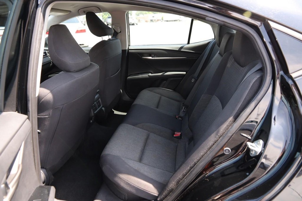 Toyota Camry Vehicle Full-screen Gallery Image 9