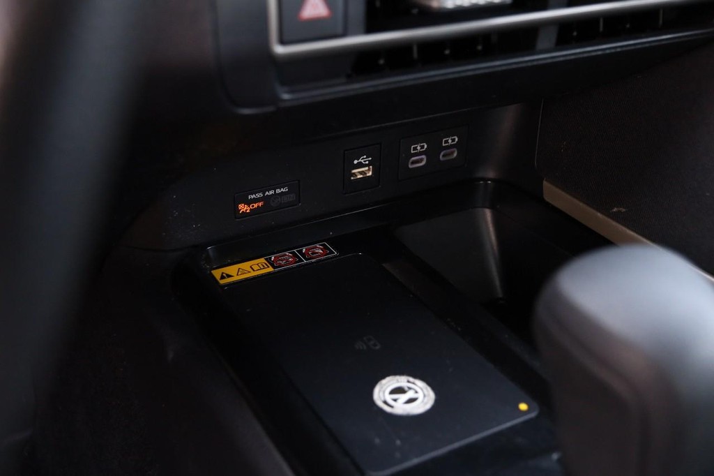Toyota Camry Vehicle Full-screen Gallery Image 19