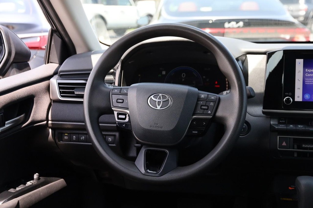 Toyota Camry Vehicle Full-screen Gallery Image 23