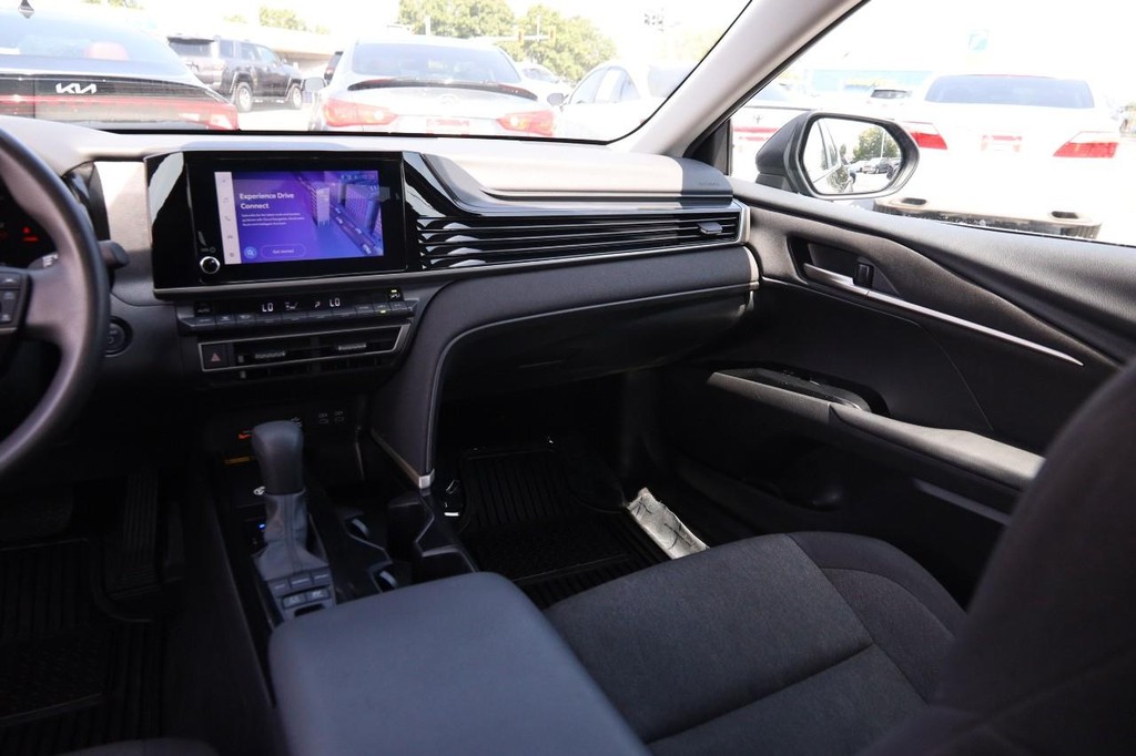 Toyota Camry Vehicle Full-screen Gallery Image 25