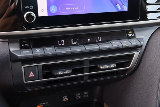 Toyota Camry Vehicle Image 17