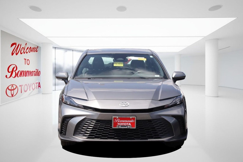 Toyota Camry Vehicle Full-screen Gallery Image 4