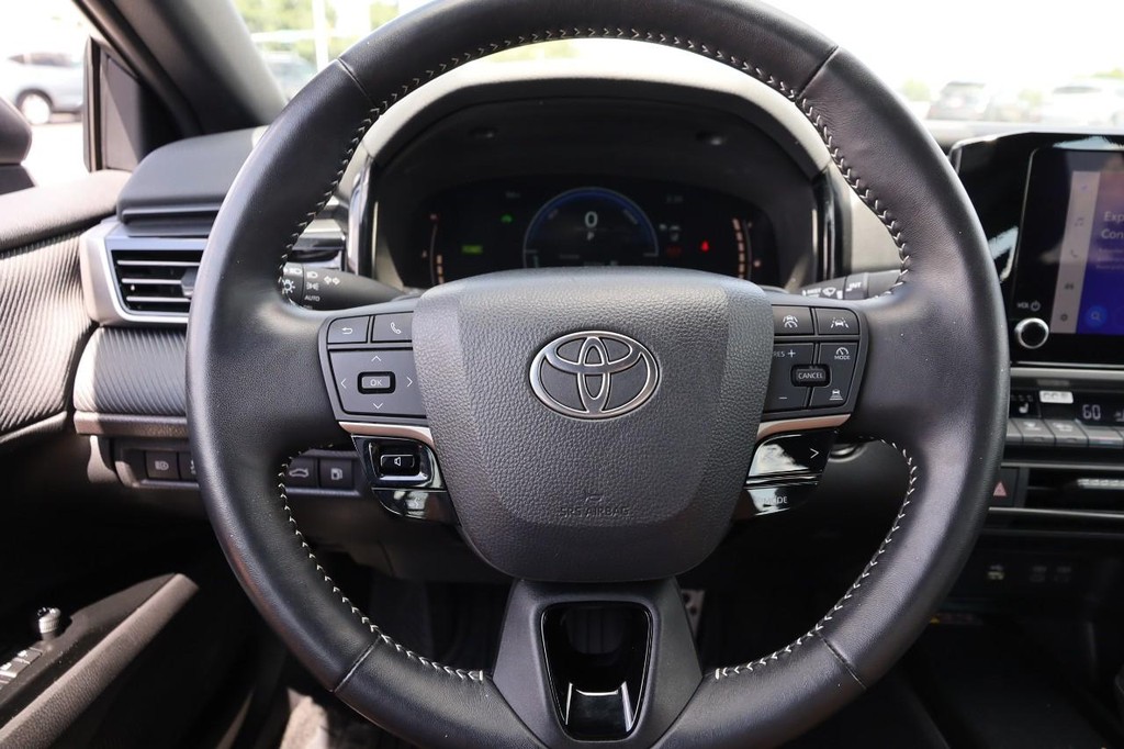 Toyota Camry Vehicle Full-screen Gallery Image 10