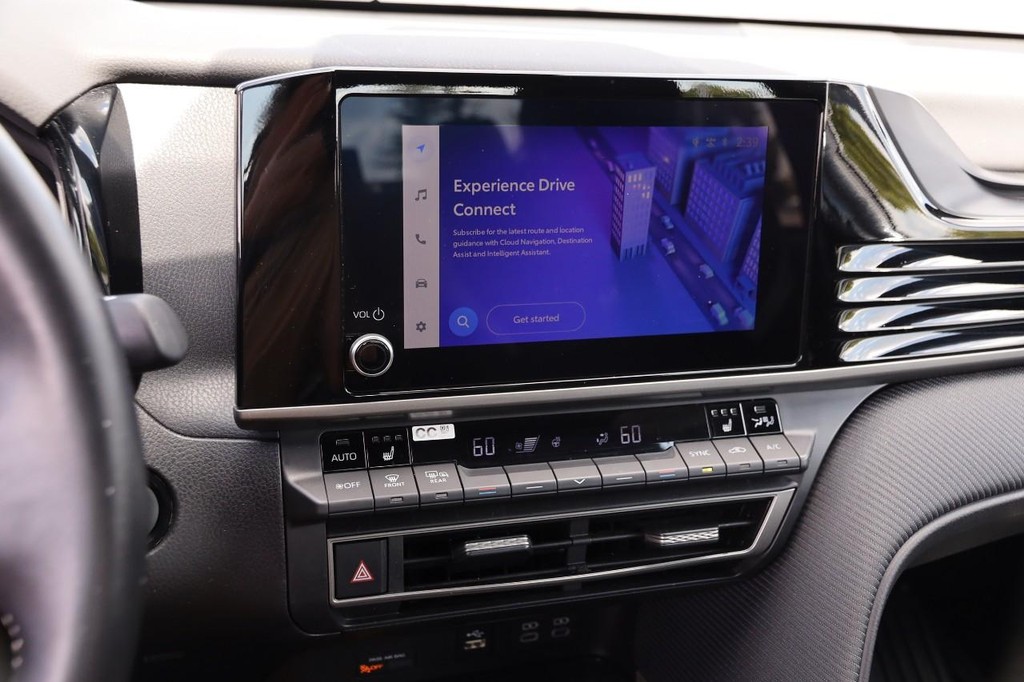 Toyota Camry Vehicle Full-screen Gallery Image 15