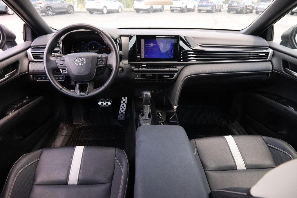 Toyota Camry Vehicle Full-screen Gallery Image 22