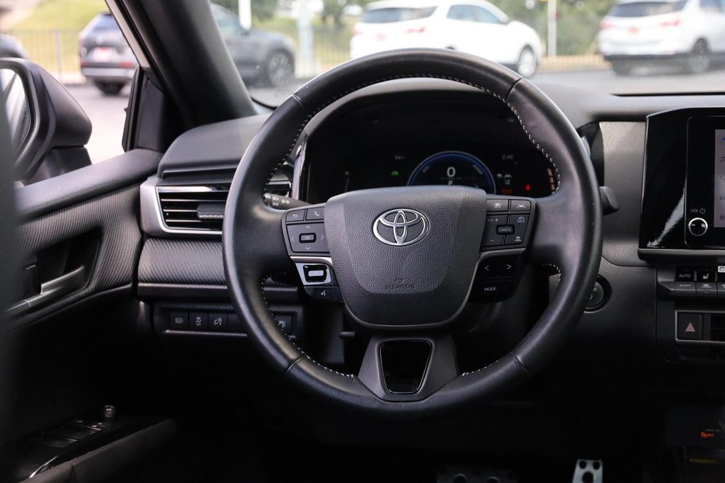 Toyota Camry Vehicle Full-screen Gallery Image 24
