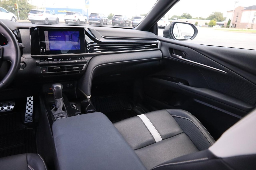 Toyota Camry Vehicle Full-screen Gallery Image 26