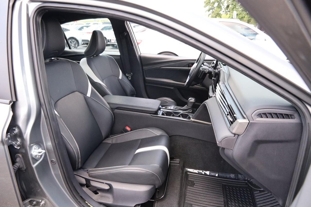 Toyota Camry Vehicle Full-screen Gallery Image 27